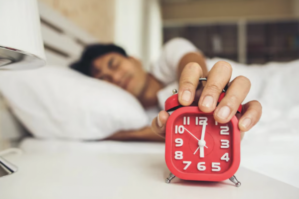 ¿Se dice “buenos días” o “buen día”? La RAE resuelve esta duda